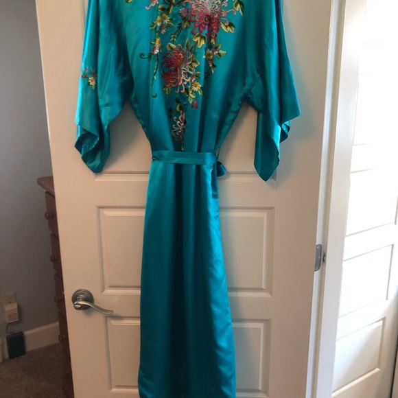 Silky floor lenth lined kimono - Picture 3 of 6